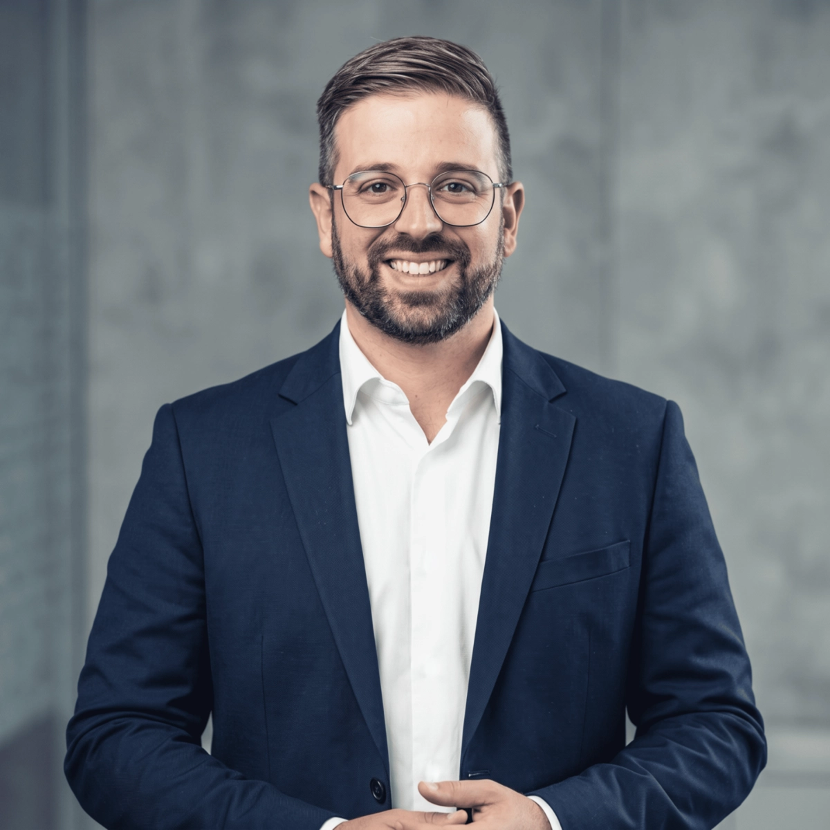 Portrait d’Esteban, coach commercial indépendant et fondateur de MonCoachCommercial.